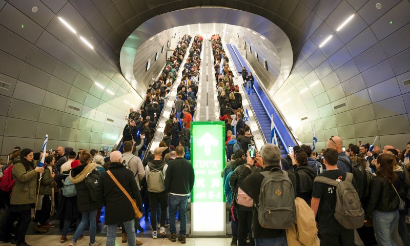 אסור יותר לשבת על הגדר; זה הזמן לבחור צד // דעה