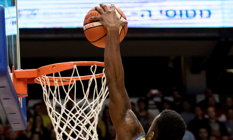20 כתבי ספורט: "להזיז את משחקי הפלייאוף משבת"