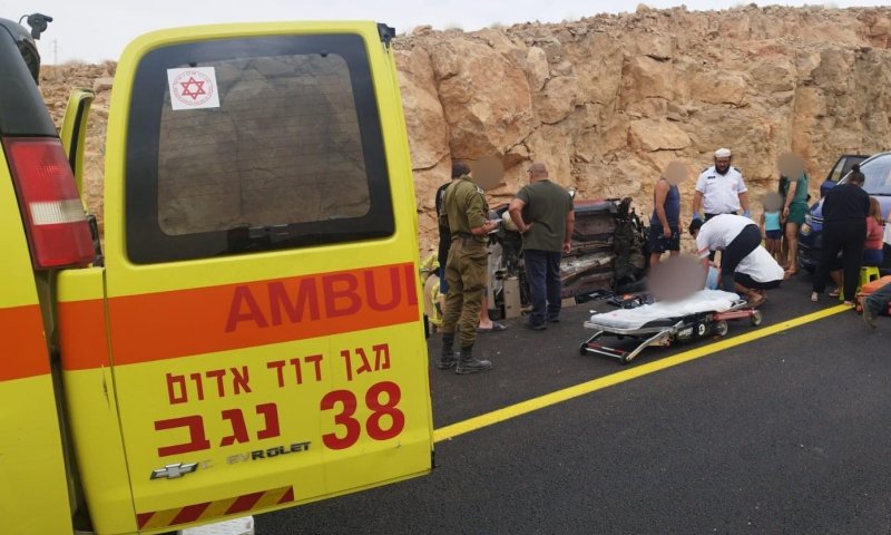 ארבעה פצועים בהתהפכות רכב בכביש 40