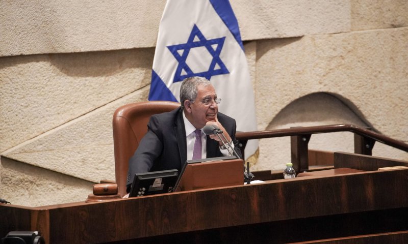 בזמן נאום פרידה ממנו: מיקי לוי מחה דמעה | צפו