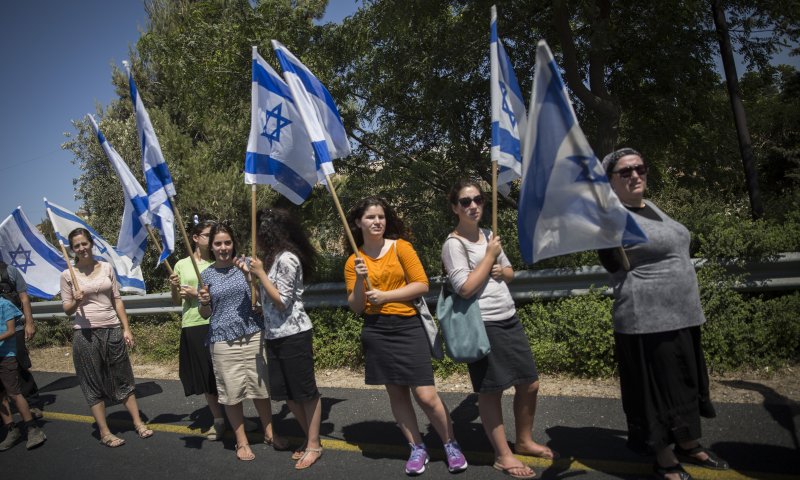 בזמן מסע ההלוויה: שרשרת אנושית של דגלים