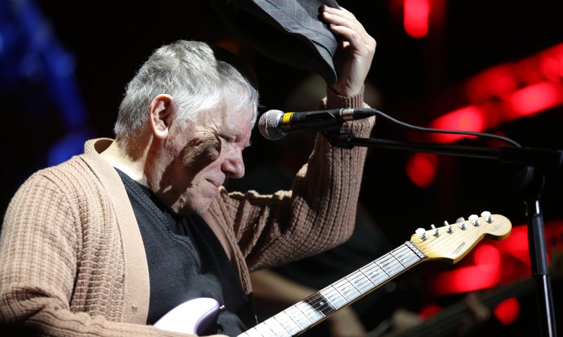 "אוהב אותך": דני סנדרסון נפרד מיצחק קלפטר