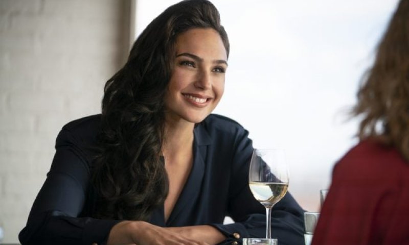 100 מיליון עוקבים: גל גדות פורחת באינסטגרם