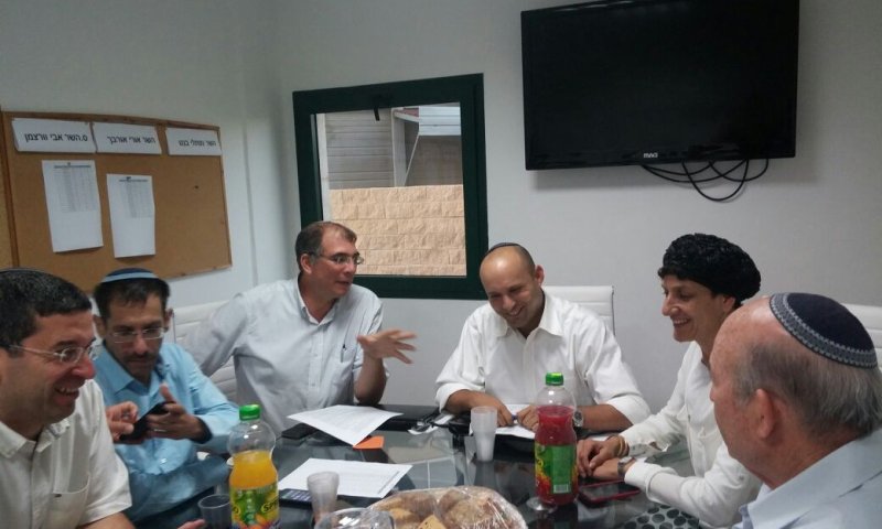 מחנה בנט במרתון שיכנועים של חברי מרכז