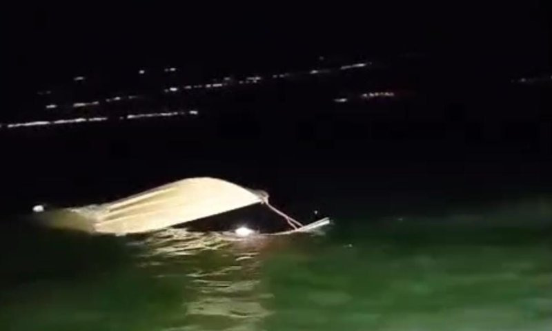 דרמה בכנרת: השוטרים חילצו ארבעה לאחר שסירתם טבעה | תיעוד