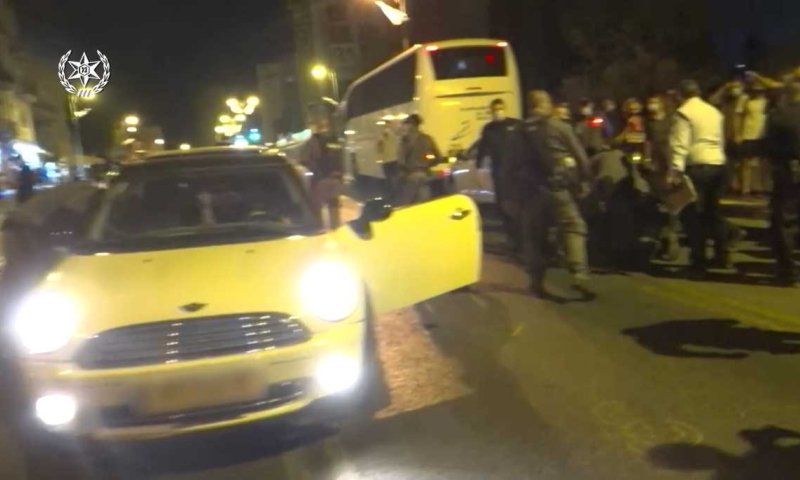 ירושלים: שוטרים עצרו רכב שניסה לדרוס מפגיני בלפור