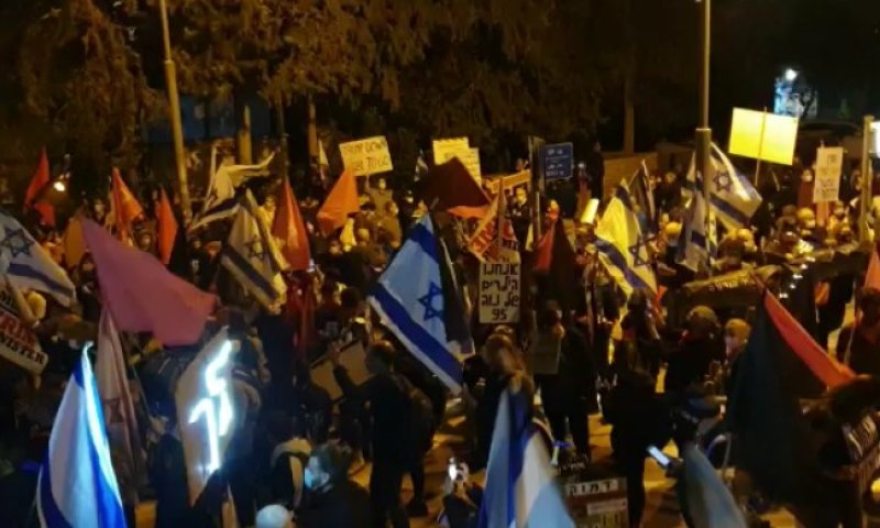 בניגוד להנחיות: הפגנה מול ביתו הפרטי של  נתניהו