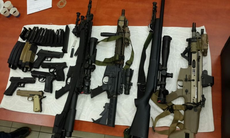 נשר: המשטרה תפסה אוסף של רובי דמה