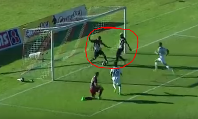 לא חברי: צפו בחלוץ גונב לחברו שער בטוח