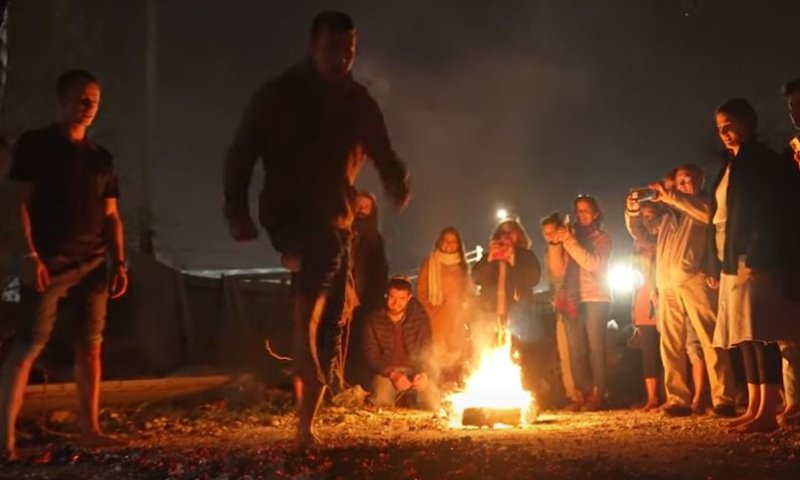 מדהים: אנשים בגוש עציון שהולכים על גחלים | צפו