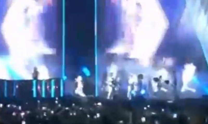 הזמרת הישראלית קרסה על הבמה באמצע הופעה. צפו