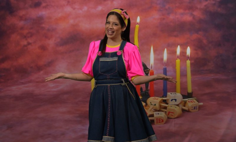 בשכונה של אביה: כל הילדים מוזמנים לאוסף שירי חנוכה. צפו