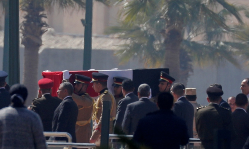 "גיבור מלחמה": מובארק הובא למנוחות בקהיר