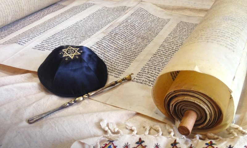 במהלך השבת: נעצר חשוד שגנב ספרי תורה מבית כנסת