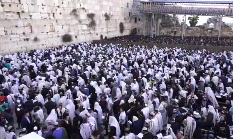 רבבות בכותל: "עם ישראל רוצה כותל אחד לעם אחד"