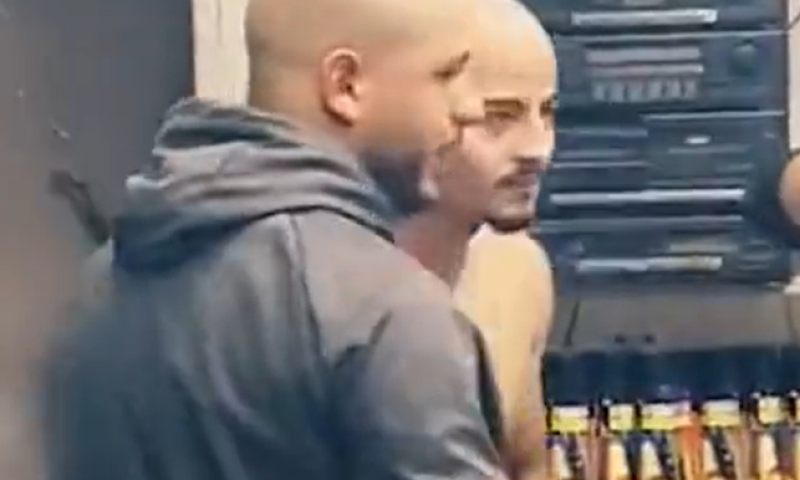 צפו: צעירים מגלחים את ראשם כדי להגן על המחבל