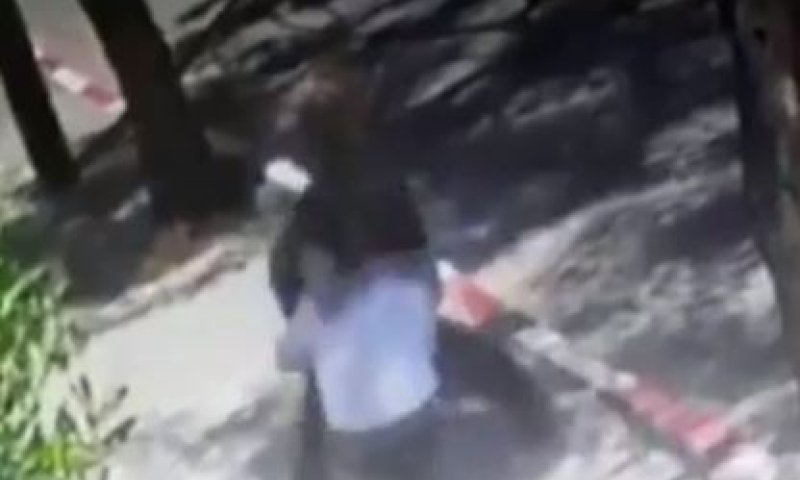 צפו: מתנדב במשטרה בועט בפרצופו של רב בגלל מסיכה