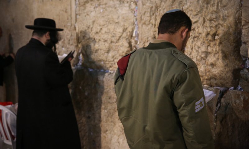 קצר על הפרשה | מה גדול; לימוד תורה או שירות בצבא?