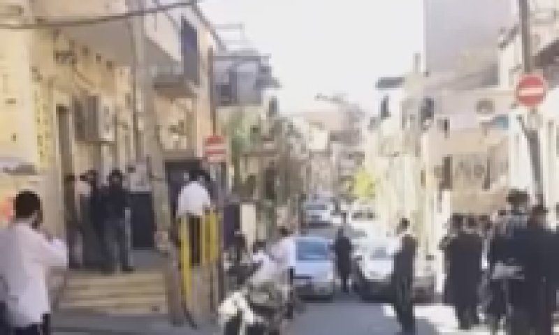 מזעזע: חייל חרדי הגיע לבית כנסת והותקף; צפו
