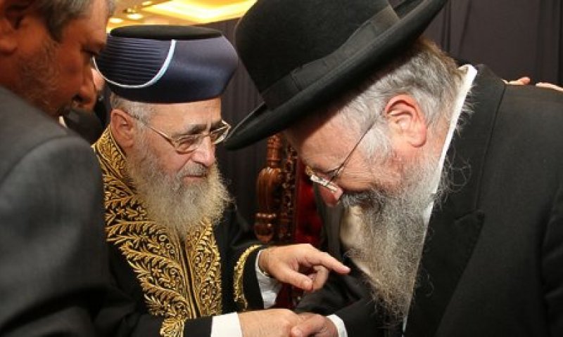 הרב יצחק יוסף קורא למחאה חריפה נגד שטרן