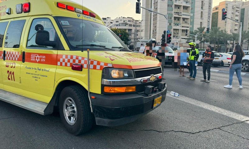 תל אביב: צעירה במצב קשה לאחר שנפגעה מרכב
