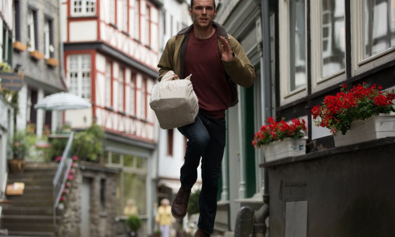 ביקורת סרטים: התנגשות &bull; כמו להתנגש בקיר, רק כואב יותר