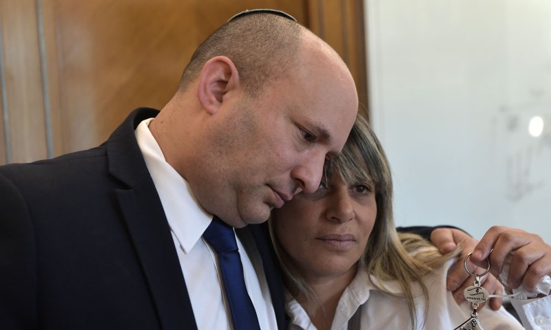 בנט נפגש עם אמו של הלוחם בראל חדריה שמואלי