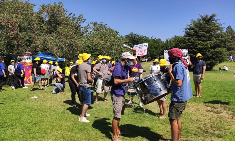 בני הנוער בהפגנה: "דורשים להחזיר את פעילות הקיץ"