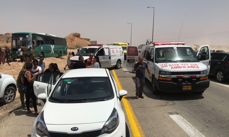 שמונה פצועים בתאונה קשה בין אוטובוס למשאית