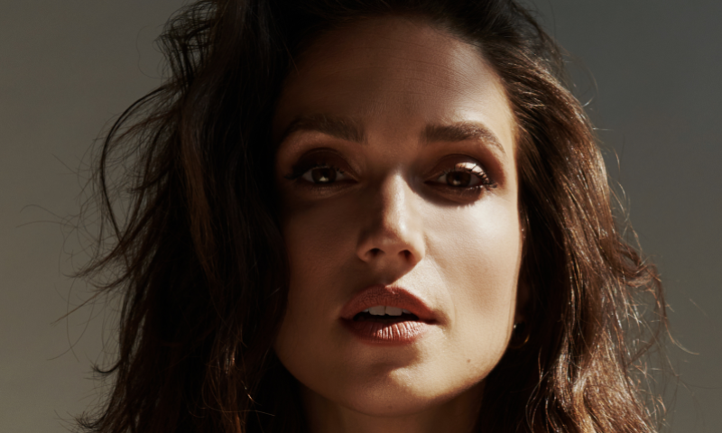 בדרך לקריירה בינלאומית? מארינה מקסימיליאן בשיר חדש