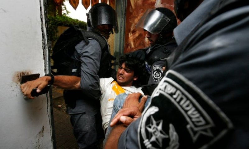 פורים לא שמח לשוטר מעג'מי: ישלם פיצויים למפגין כתום