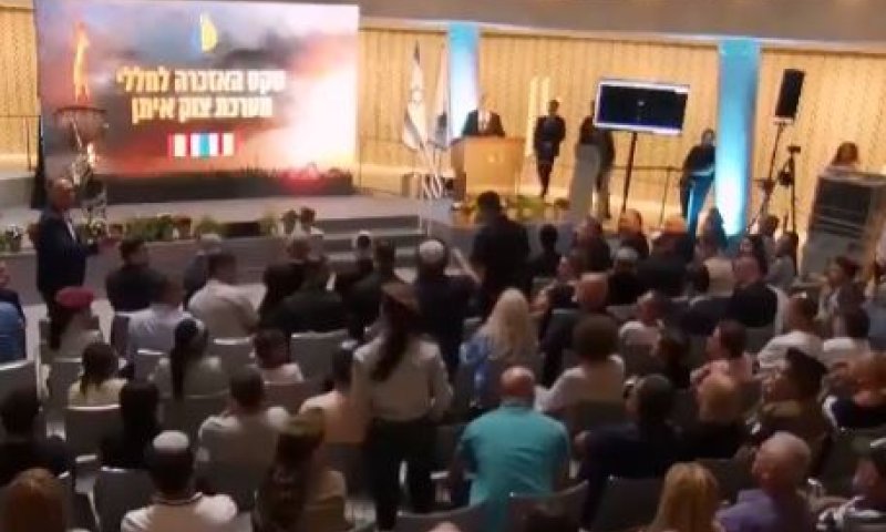 צפו: אב שכול התפרץ לעברו של נפתלי בנט