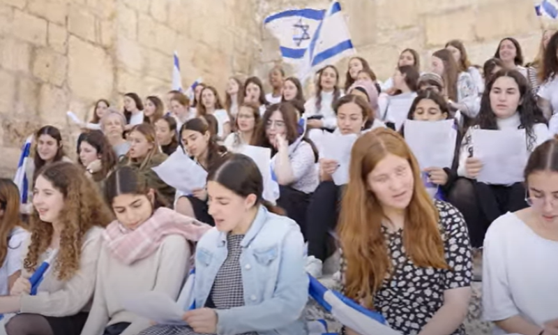 תלמידות אולפנת עופרה בשירה מרגשת לזכר התלמידה שנפלה