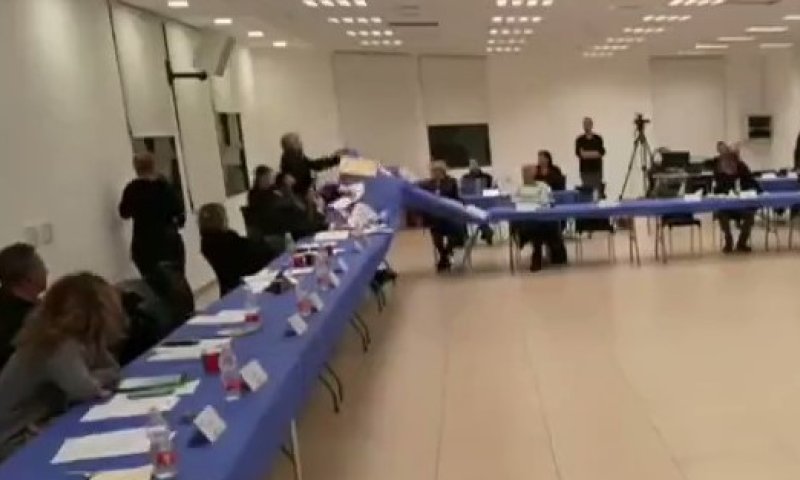 תיעוד חריג: סגן ראש העיר הפך שולחן על חבר מועצה