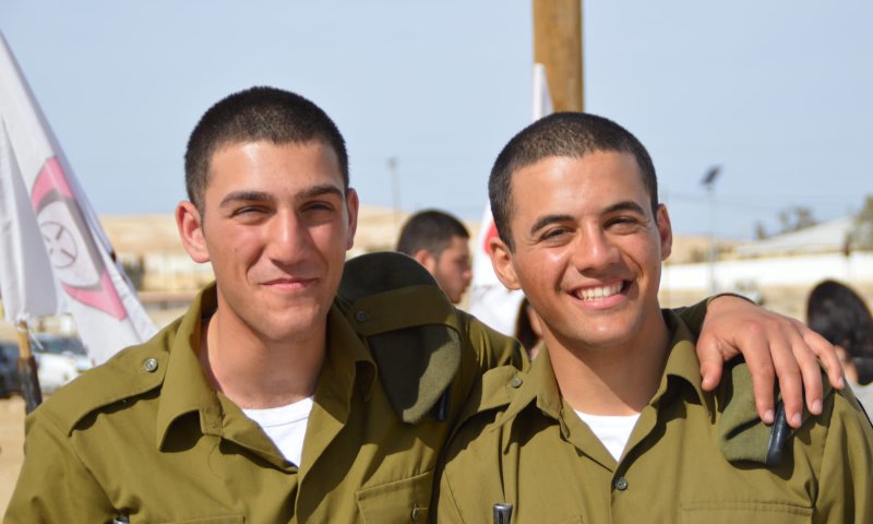 שנינו מאותו הכפר: החברים מכיתה ז' שהתחלפו בתפקיד מ"פ