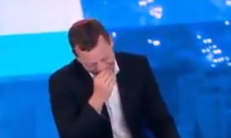 צפו: עמית סגל מתפוצץ מצחוק באמצע שידור