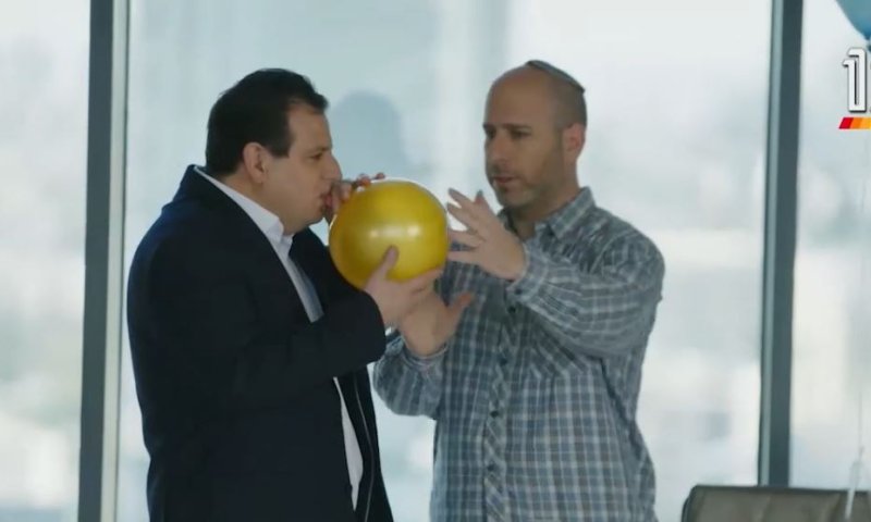 צפו: המפגש ההזוי של חנוך דאום ואיימן עודה