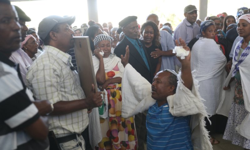 בצל המחאה: אלפים מלווים למנוחות את סלומון טקה ז"ל