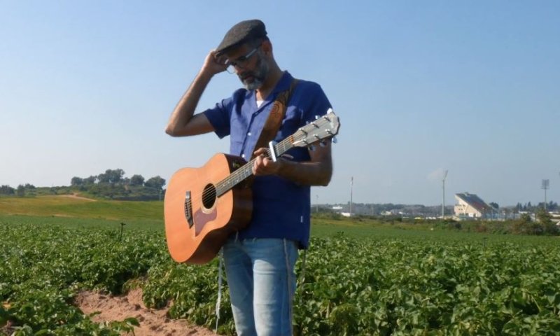 "עם גיטרה סדוקה ולב שבור": יוני גנוט בקליפ חדש