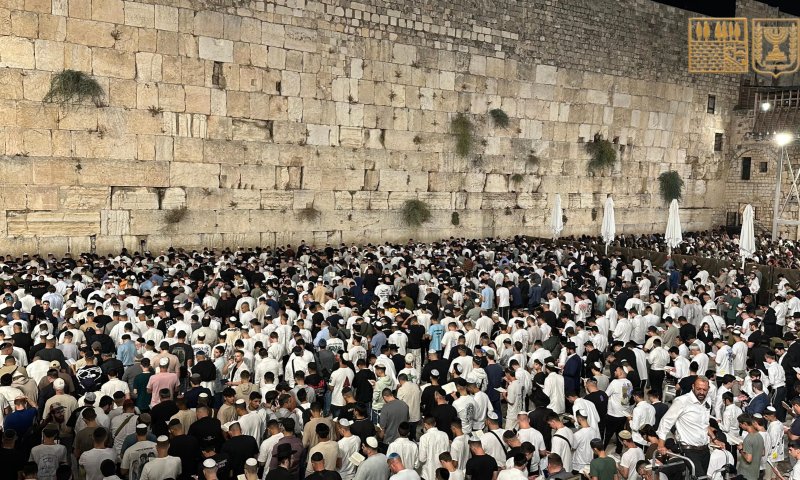במהלך הלילה: אלפים נכחו בסליחות ראשונות בכותל