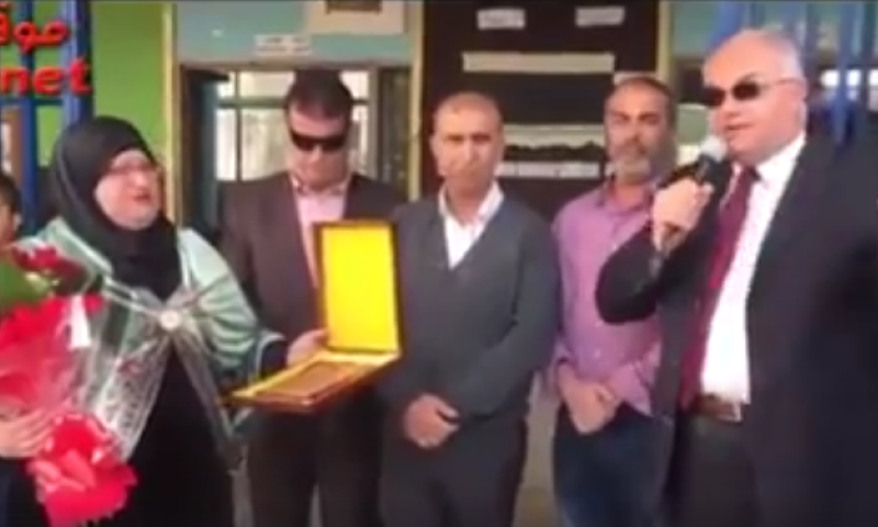 צפו: המורה מטייבה מקבלת אות הצטיינות