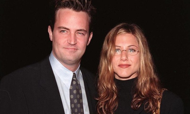 רץ ברשת: המסכות שחברי הסדרה חברים חייבים לעטות