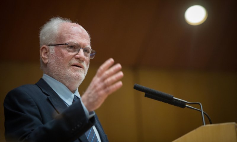 עמוס גלעד: "בעוד שנים אנחנו יכולים לסבול מזה"