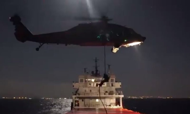 צפו: שייטת 13 וצבא ארה"ב משתלטים על ספינת אויב