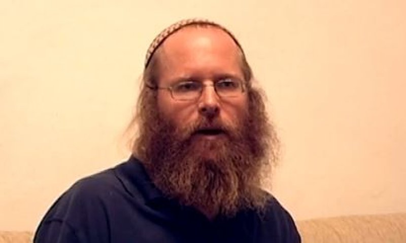 צפו: משפחת אלברט משחזרת את המעצר האלים