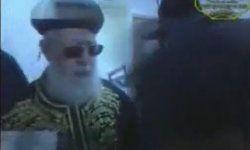 תיעוד נדיר: הרב עובדיה מפקח על אפיית המצות