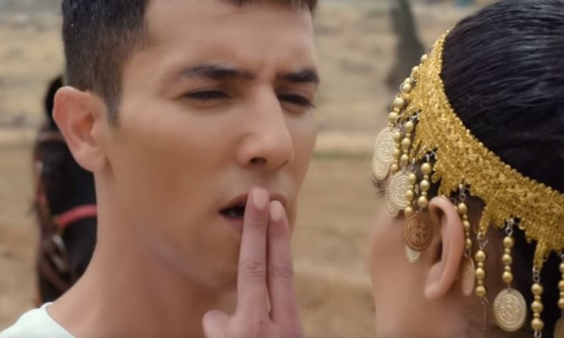 הזוי: הראל סקעת  בקליפ פרובוקטיבי לפיוט המוכר
