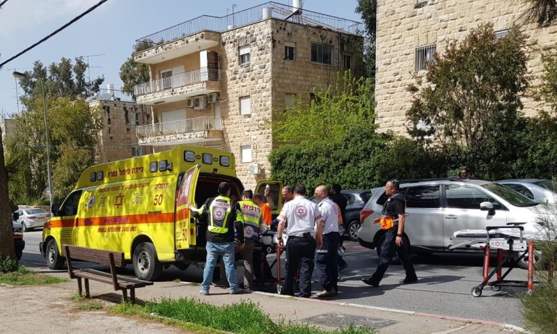 תיעוד מהזירה: גבר נפגע אנושות בשריפה בירושלים