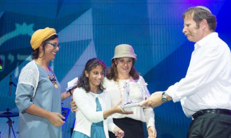 בת 14 עם שיתוק מוחין עשתה סיום ללימוד ספר המצוות לרמב"ם