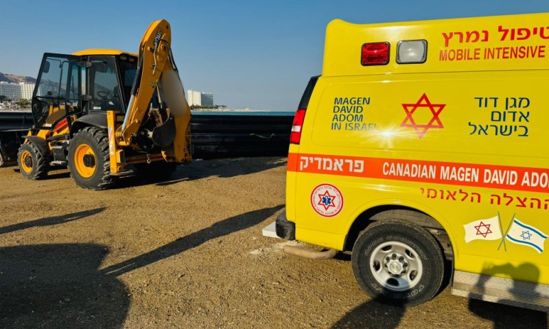 טרגדיה בחוף ים המלח: פועל נהרג כתוצאה מנפילת חפץ